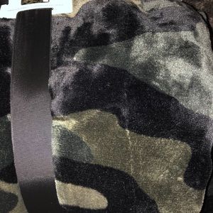 PINK Victoria's Secret Accessories - PINK SHERPA BLANKET CAMO PINK Victoria's Secret Accessories - PINK SHERPA BLANKET CAMO
